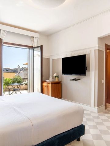 Helles Hotelzimmer mit großem Bett und Zugang zu einem privaten Balkon im Patria Palace Hotel Lecce.