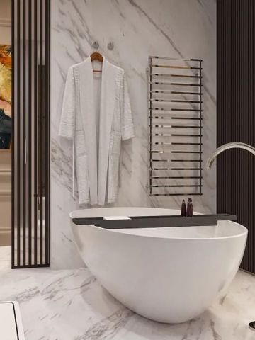 Luxuriöses Badezimmer mit freistehender Wanne und marmorierten Wänden