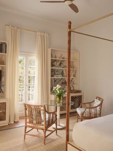 Geräumiges Zimmer mit Himmelbett und Regalwand aus Holz