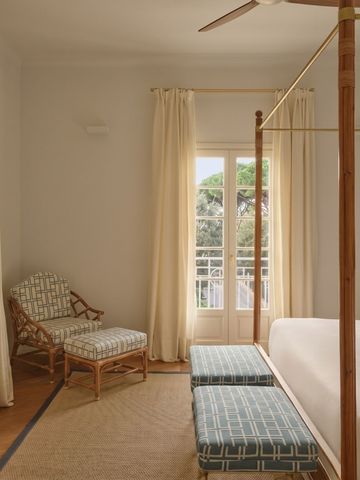 Zimmer mit Himmelbett und Zugang zu einem Balkon