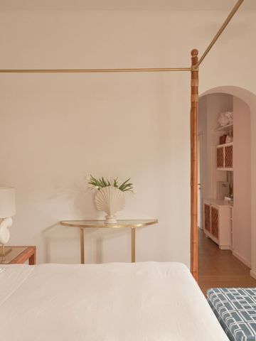 Elegantes Zimmer mit Himmelbett und schlichtem Dekor