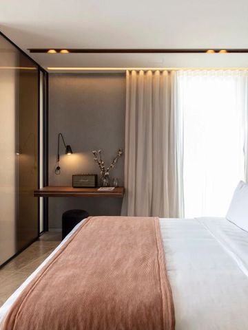 Geräumiges Schlafzimmer mit einem großen Fenster und stilvollem Interieur