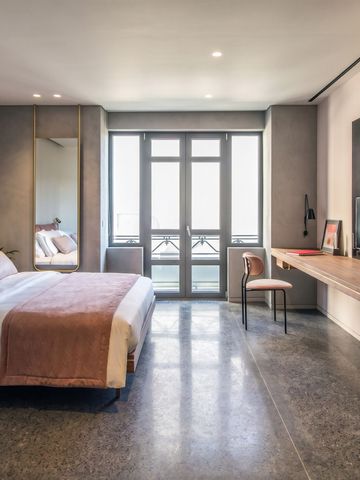 Elegantes Schlafzimmer mit Doppelbett und Balkon