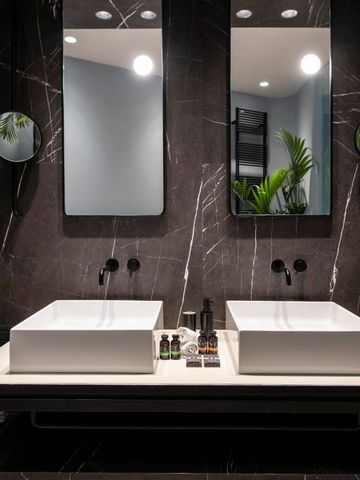 Luxuriöses Badezimmer mit Doppelwaschbecken und Spiegeln