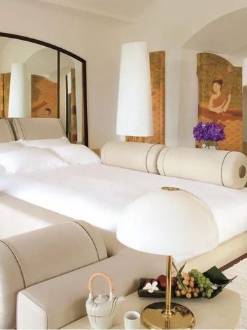 Luxuriöses Schlafzimmer mit eleganter Einrichtung und Blumenarrangement