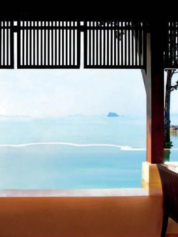 Infinity-Pool mit Blick auf das Meer und entfernte Inseln bei Phulay Bay