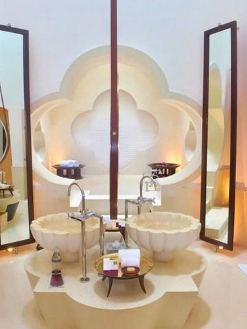 Geräumiges Badezimmer mit zwei Waschbecken und hohen Spiegeln im Hotel