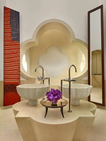 Luxuriöses Badezimmer mit einzigartiger Architektur und Doppelwaschbecken