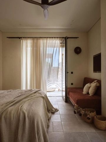 Helles Hotelzimmer mit großen Vorhängen und gemütlicher Atmosphäre