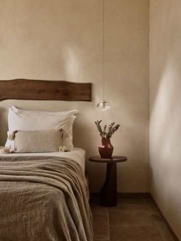 Einrichtung mit Holzakzenten und natürlicher Eleganz im Schlafzimmer