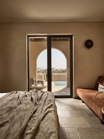 Hotelzimmer mit Blick auf Terrasse und Pool durch große Balkontüren