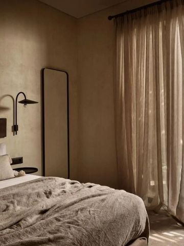 Elegantes Schlafzimmer mit natürlichem Licht und Balkonzugang.