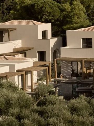 Verzierte weiße Villen mit mediterraner Architektur umgeben von Bäumen