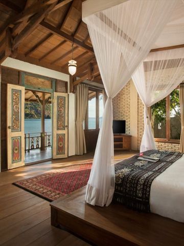 Gemütliches Schlafzimmer mit direktem Zugang zu einer Terrasse mit Meeresblick