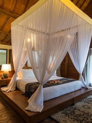 Luxuriöses Schlafzimmer mit Baldachinbett und Holzwänden