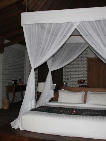 Hotelzimmer im traditionellen Stil mit edlem Baldachinbett