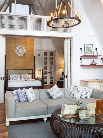 Geschmackvolle Suite mit hellem Design und moderner Einrichtung im tropischen Stil.