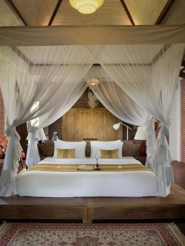 Romantische Villa mit Himmelbett und natürlichen Materialien für pure Entspannung.