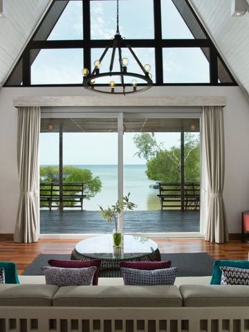 Helle Villa mit Blick auf das Meer durch große Fenster