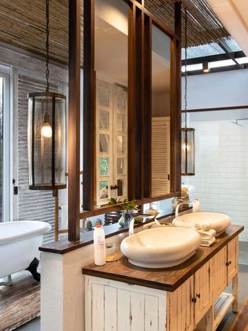 Luxuriöses Badezimmer mit Doppelwaschbecken und Freistehwannenoption