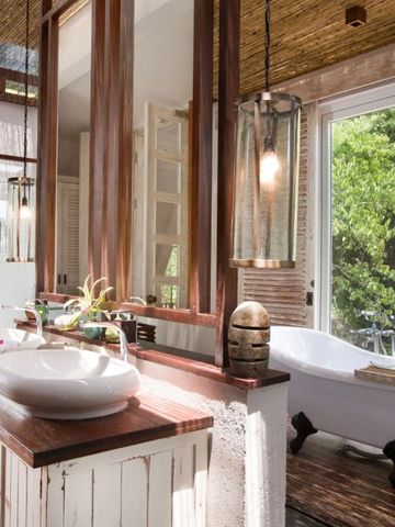 Modernes Badezimmer mit Holzdetails und freistehender Badewanne