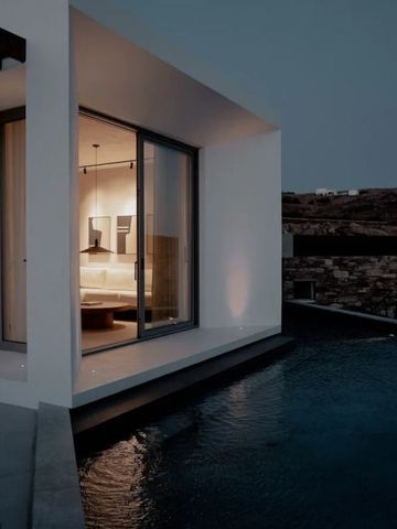 Beleuchtete Villa bei Dämmerung mit Pool im Vordergrund