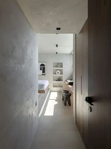 Helles Hotelzimmer-Interieur mit modernen Holzmöbeln