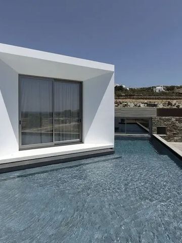 Moderner Hotelpool und Architektur im Freien bei Sonnenschein