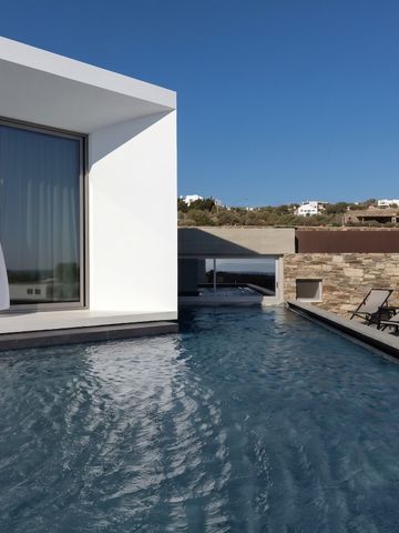 Hotelpoolbereich mit modernen Liegestühlen und Glasfassade