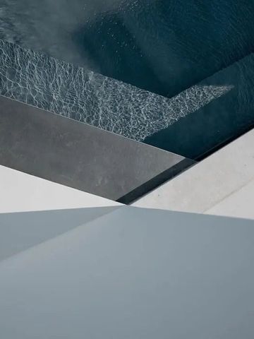 Minimalistischer Pool im Hotel mit klarem blauem Wasser