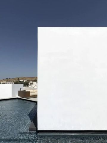 Weißes Gebäude am Pool mit klarer Himmelsansicht