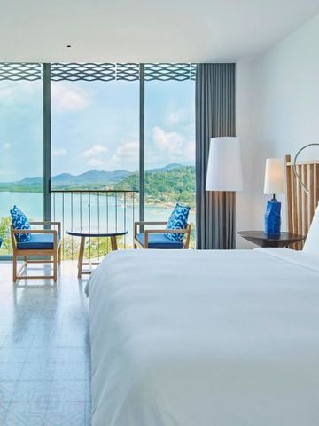 Komfortables Zimmer mit Ausblick auf die Bucht durch große Fenster