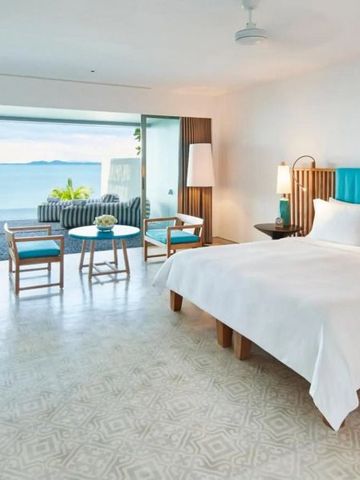 Elegantes Gästezimmer mit privater Terrasse und Meerblick