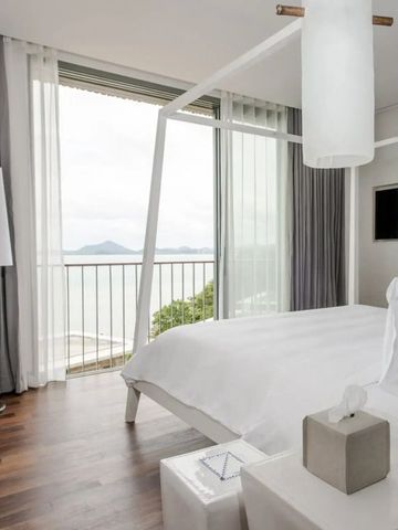 Modernes Schlafzimmer mit Himmelbett und Meerblick