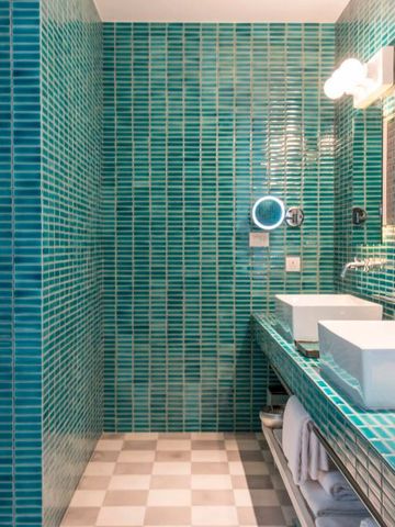 Modernes Badezimmer mit türkisfarbenen Fliesen und Doppelwaschbecken