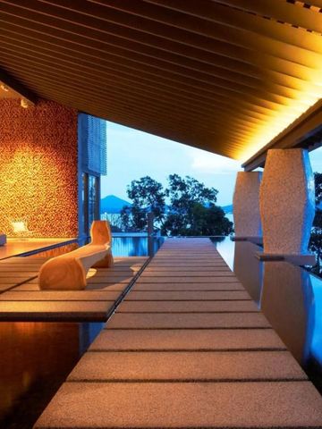 Luxuriöse Terrasse mit Pool und malerischem Ausblick bei Dämmerung