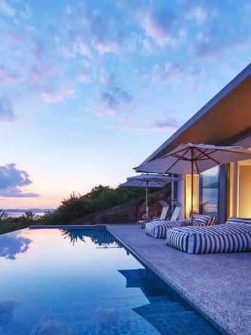 Infinity Pool mit Aussicht auf Meer und Himmel bei Sonnenuntergang