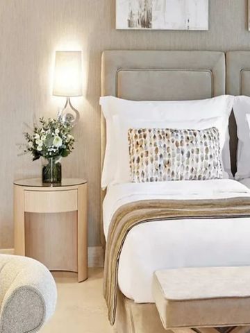 Gemütliches Zweibettzimmer mit weichen Kissen und Blumen