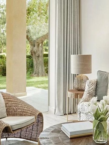 Heller Wohnbereich mit Blick auf den Garten und eleganter Einrichtung