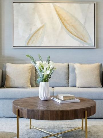 Stilvoller Wohnraum mit Sofa und Couchtisch im Hotel Porto Sani