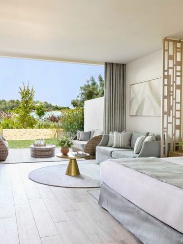 Luxuriöses Hotelzimmer mit Terrasse und Gartenblick