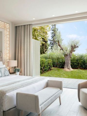 Helles Hotelzimmer mit Ausblick in einen gepflegten Garten
