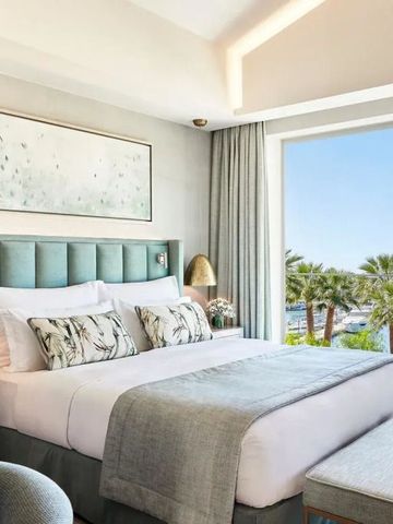 Modernes Hotelzimmer mit Meerblick und elegantem Design.