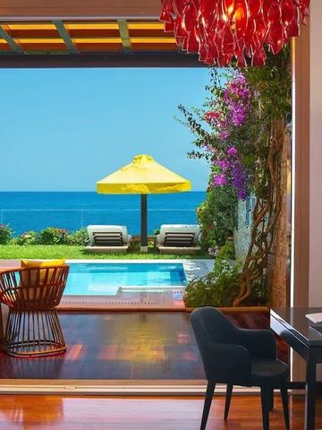 Luxusvilla mit Blick auf den privaten Pool und das Meer