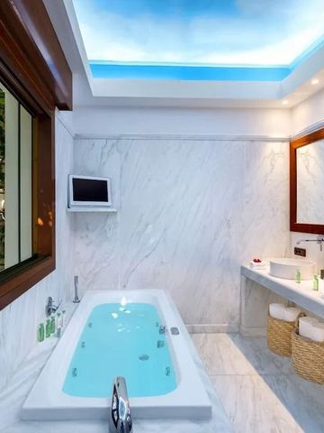 Weiße Marmorbadezimmer mit Whirlpool und Oberlichtern