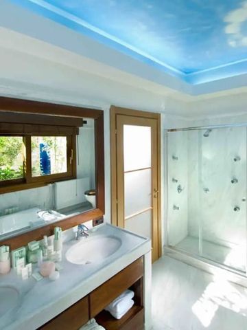 Badezimmer mit Regendusche und luxuriösem Ambiente