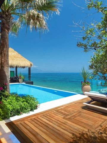 Luxuriöse Terrasse mit Pool und Meerblick