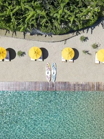 Strand mit Sonnenschirmen und Blick auf das Meer