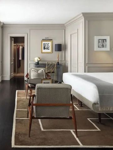 Großzügiges Hotelzimmer mit Sitzecke und elegantem Dekor