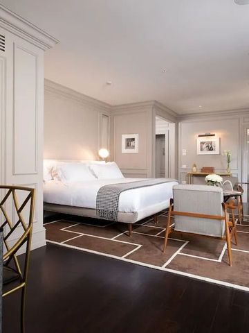 Stilvolles Hotelzimmer mit modernen Möbeln und offenem Layout